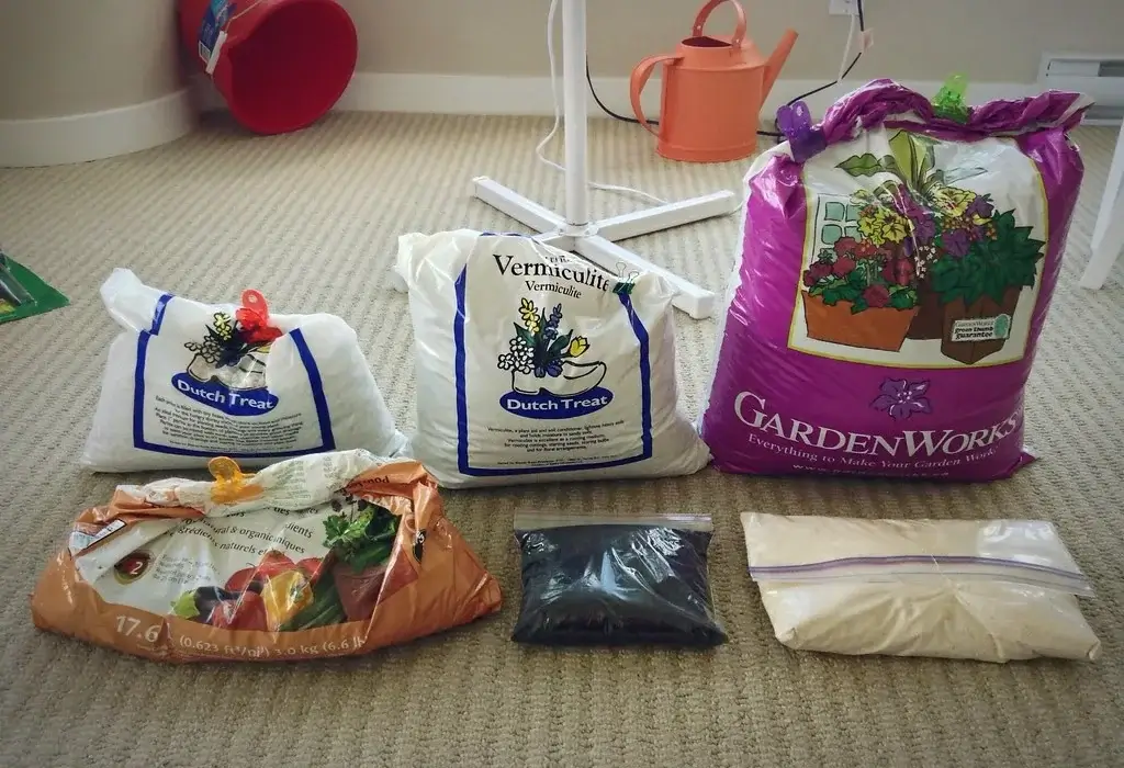 Sacos de vermiculita, areia e terra: os componentes de um substrato para plantas de vaso