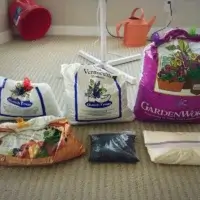 Sacos de vermiculita, areia e terra: os componentes de um substrato para plantas de vaso