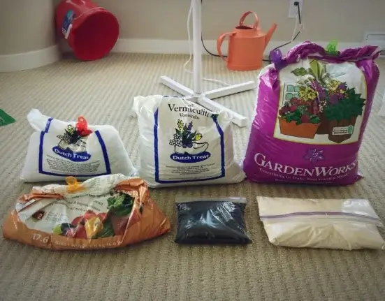 Sacos de vermiculita, areia e terra: os componentes de um substrato para plantas de vaso