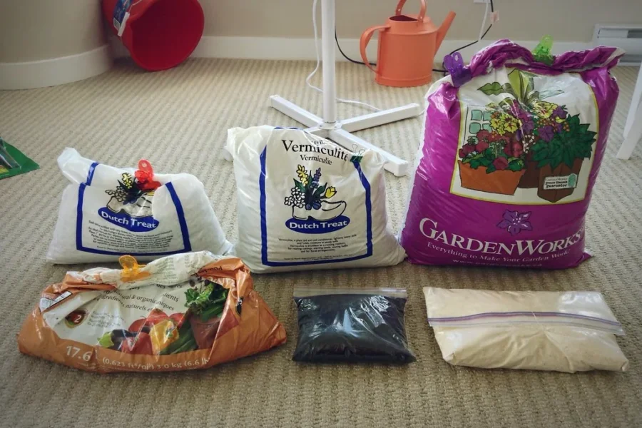Sacos de vermiculita, areia e terra: os componentes de um substrato para plantas de vaso